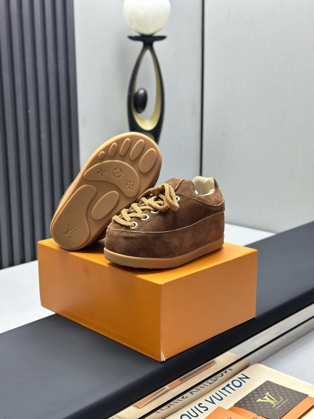 👟👟Ex-factory price 720👟👟 Top version LV-Louis Vuitton-Bread Catwalk New Style 1:1 development replica of the original version! ! The upper foot is very comfortable. It is made of luxurious materials and fine workmanship. The midsole is printed with English letters "Made in Europe". The upper is made of calfskin imported from Italy. The side is decorated with the brand's LOGO and signature. The latest latex foot pads and mesh lining make the foot feel super comfortable. The original two-color TPU combination outsole is specially provided by the original factory. Bag technology Goodyear stitched edges Fabric: Exclusive customized first-layer cowhide Accessories: Exclusive private model Vuitton logo, lining: Customized silk mesh lining - first-layer silk cowhide lining Outsole: TPU combination outsole wear-resistant, non-slip and anti-yellowing Foot pads: new latex pads-mesh sweat-absorbent Counter technology: fully computerized sewing machine wire drawing Toe box back cover Hot and cold shaping Full set of pull-top lasts with medium and low logo patterns Counter packaging - Shoelaces, certificates, cards, instructions, certificates, dust bags, the most complete packaging on the entire network, women's models 35-40 men's models are under development